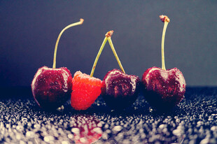 三颗樱桃与一颗切开樱桃