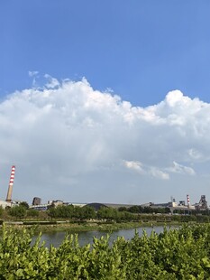 河畔蓝天绿地城市远景