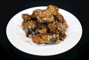 美味糖醋排骨摆于盘中