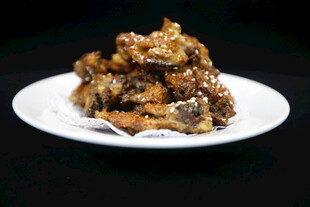 美味芝麻糕点摆于白盘