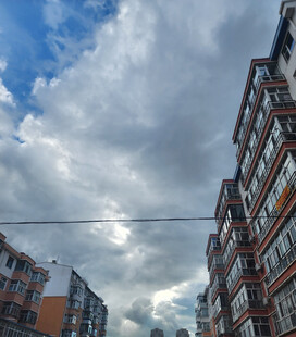 城市上空的蓝天白云建筑