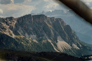 壮丽山景窗外风光