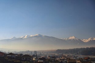 远眺雪山下的城市风光