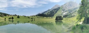 山间湖泊美景