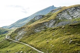 山间蜿蜒公路美景