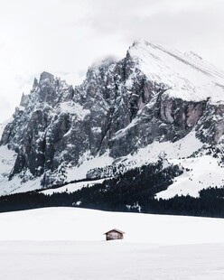 雪山下的小屋