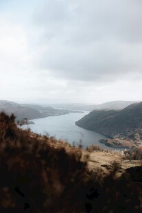 山间湖泊风景图