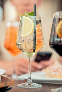 多样饮品摆于餐桌