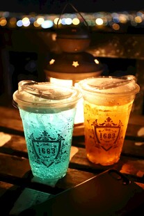 夜晚灯下的两杯特色饮品