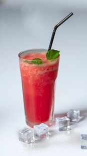 清凉西瓜冰饮配薄荷叶