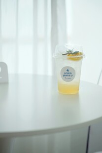 透明杯装黄色饮品配装饰