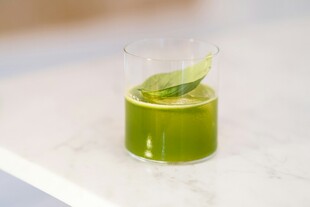 绿色饮品配薄荷叶