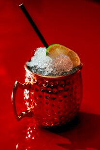 红色金属杯中的冰爽饮品