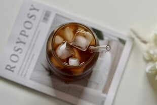 冰咖啡置于杂志上的惬意一刻