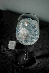 高脚杯中的清凉饮品