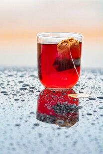 水珠上的红色茶饮