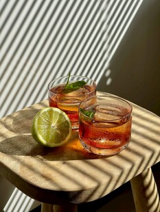 阳光下的清新果味饮品