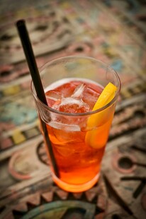 橙色冰饮配柠檬与吸管