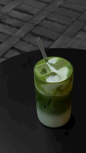 抹茶分层饮品配吸管