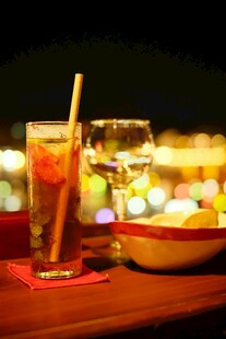 夜晚吧台的精致饮品与小吃