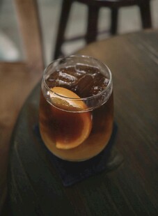 杯中橙片配深色饮品