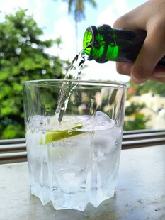 青柠汽水倒入透明玻璃杯