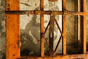 老旧斑驳的铁窗