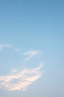 蓝天中的轻柔云朵