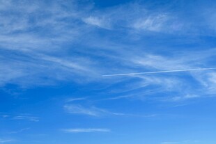 蔚蓝天空中的飘逸云彩