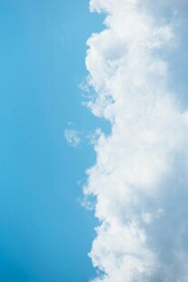 蓝天中的洁白云朵