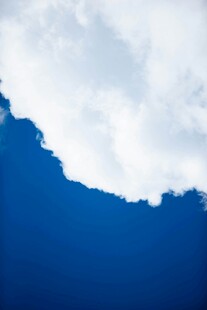 蓝天之上的白云一角