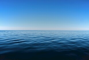 广阔蔚蓝大海的宁静景象