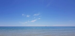 蔚蓝大海与晴朗天空