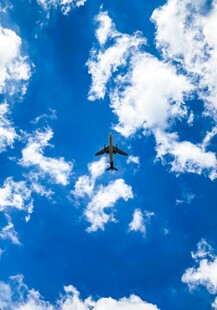 蓝天中翱翔的飞机