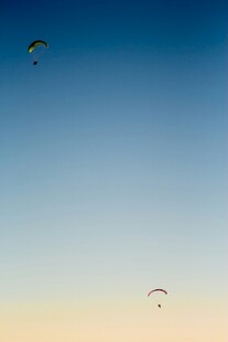 天空中飞翔的滑翔伞