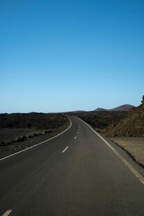 空旷公路伸向远方