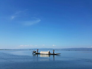 湖上孤舟享静谧时光