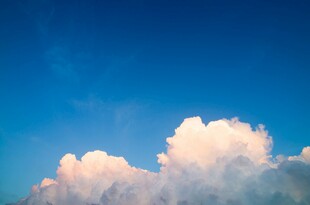 蓝天中的蓬松云朵