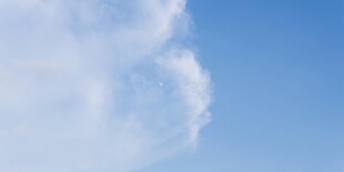 蓝天中的蓬松白云