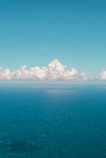碧海蓝天间的云朵美景