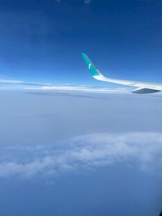 高空视角下的飞机机翼