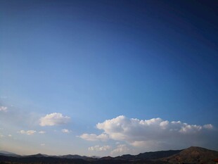 蓝天远山白云美景