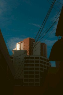 黄昏下的城市建筑一角