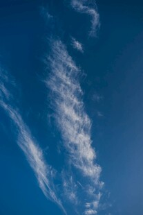 蔚蓝天空中的飘逸白云