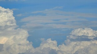 蓝天中的蓬松云朵