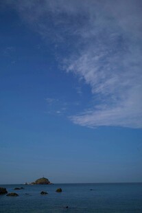 碧海蓝天中的海上孤石