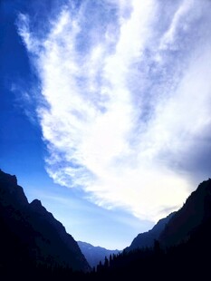 山间蓝天飘白云