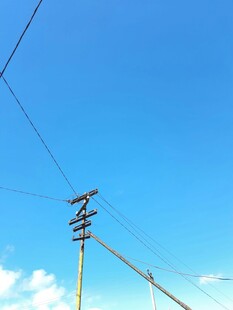 蓝天中的电线杆与电线