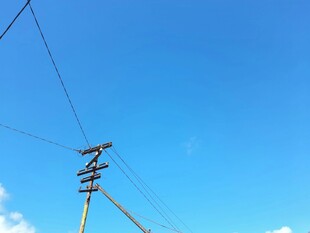 蓝天中的电线杆与电线