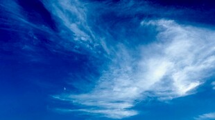 蔚蓝天空中的飘逸白云